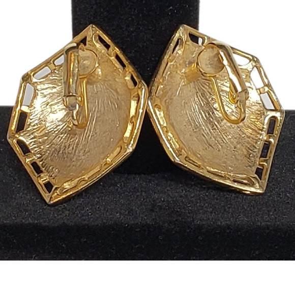 Elegant Hexagon Bliss: Red Enamel Gold-Lattice Clip-On Earrings - Picture 3 of 3